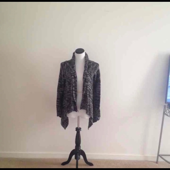 Thick black and white sweater - Picture 5 of 5